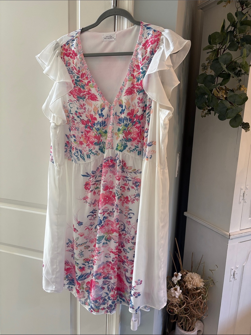 White Floral V-Neck Mini Dress with Ruffle Sleeves